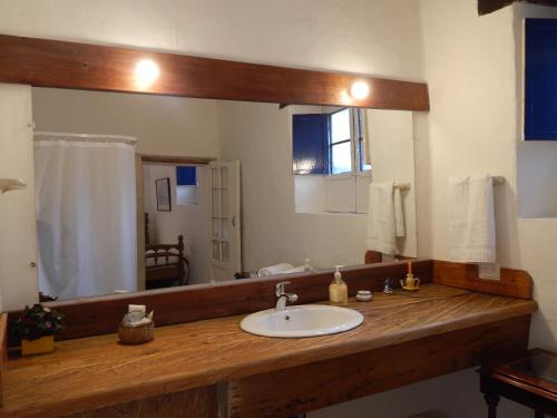 UbatéPosada El Molino de San Luis的一间带水槽和大镜子的浴室