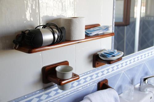 Huévar佩奇旅馆的浴室配有盥洗盆、镜子和毛巾