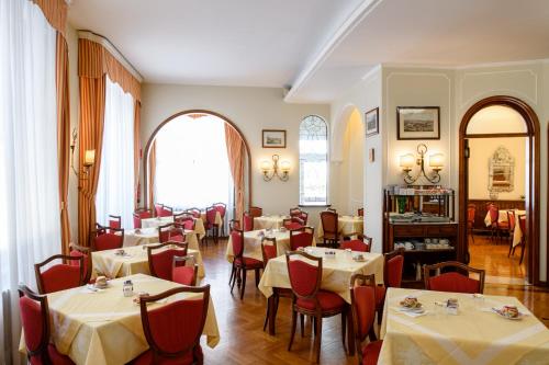 特雷维索欧陆酒店的一间在房间内配有桌椅的餐厅