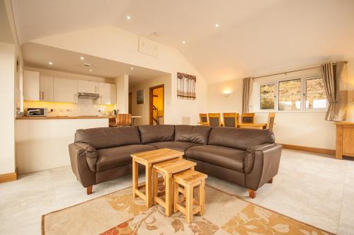 兰戈伦全景小屋酒店 的客厅配有棕色沙发和桌子