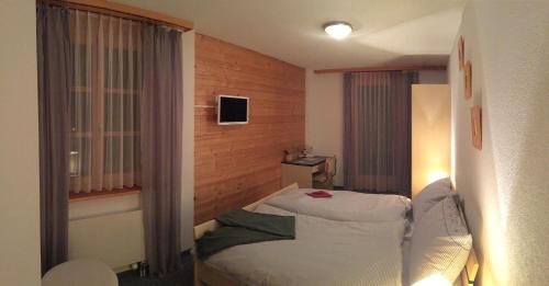 欧博斯尚Hotel BZ Sunnahof的酒店客房设有床和窗户。