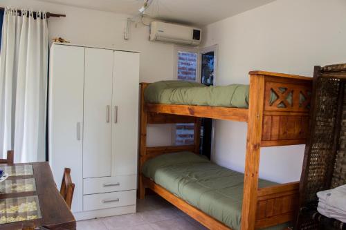 Alto La ViñaCabañas Rosaverde的一间卧室设有两张双层床和一张桌子