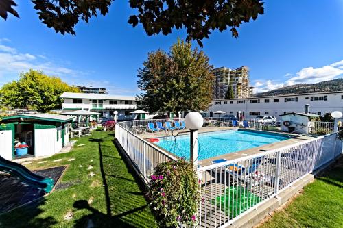 彭蒂克顿帝王汽车旅馆的度假村的游泳池,带游乐场