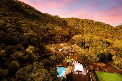 帕瓦努伊美爵普卡园度假酒店的享有山景的房屋的空中景致
