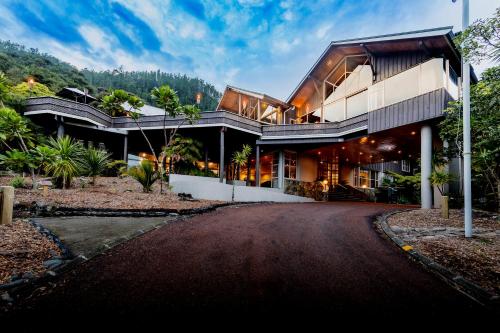 帕瓦努伊美爵普卡园度假酒店的山丘上带车道的房子