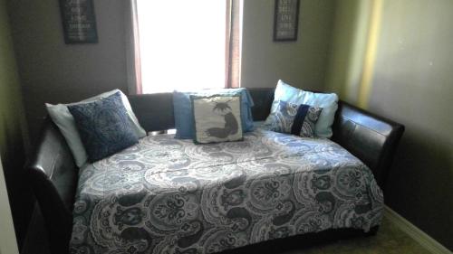 南帕诸岛107 Pike on Oceanside的床上有毯子和枕头