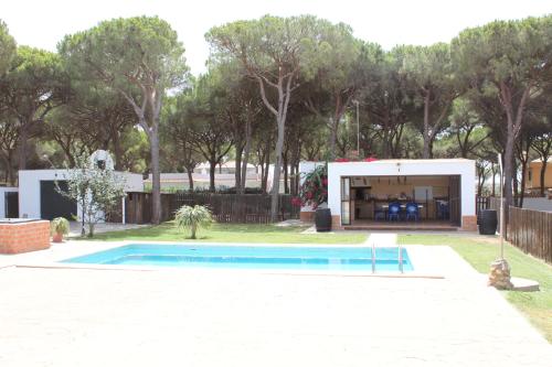 科尼尔-德拉弗龙特拉Villa Mayorazgo-Solo Familias的一座房子旁的院子内的游泳池