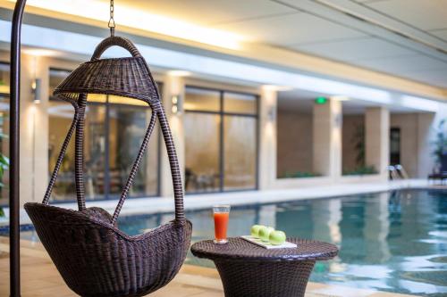 武汉武汉馨乐庭沌口公寓酒店的一个带两个柳条篮子和饮料的酒店游泳池