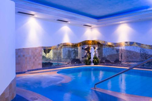 马伦格帕拉迪斯酒店的一座带游泳池的大楼内的大型游泳池