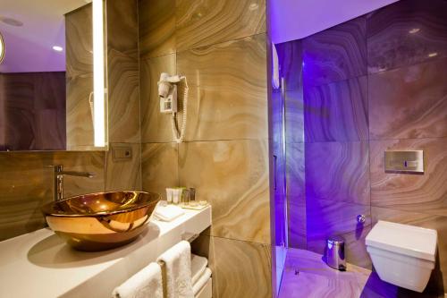伊斯坦布尔伊斯坦布尔拉萨格拉达酒店的一间带一个碗水槽和淋浴的浴室