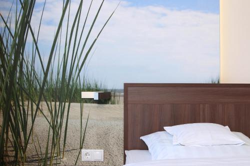 库克斯港随勒斯特酒店的一间卧室配有一张床和一个木制床头板