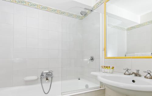 索伦托密涅瓦酒店的带淋浴和盥洗盆的白色浴室