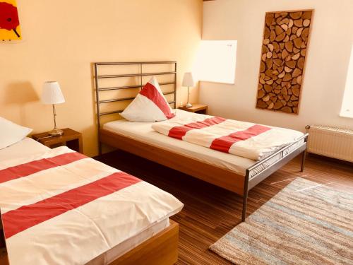 RadeburgFerienwohnungen "Am Mühlteich"的酒店客房带两张床和地毯
