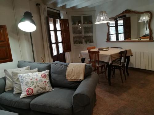 圣洛伦索-德莫鲁尼斯Allotjament turístic Cal Minguell的客厅配有蓝色的沙发和桌子