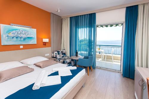 布雷拉Apartments Villa Loznica的配有一张床、一张书桌和一扇窗户的酒店客房