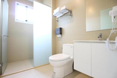台东小森旅宿 的一间带卫生间和淋浴的浴室
