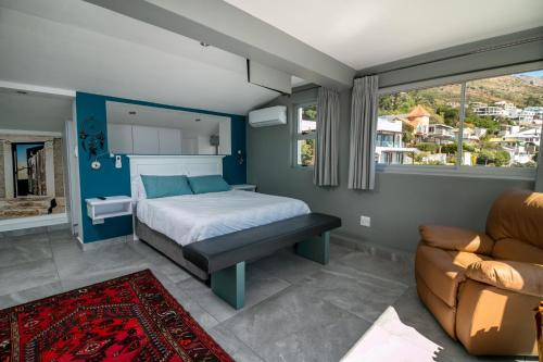 戈登湾Bikini Beach Penthouse的一间卧室配有一张床和一张沙发