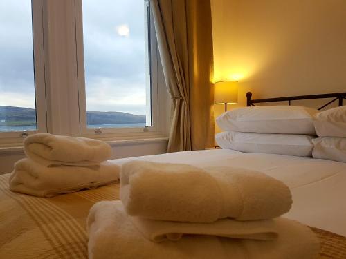 泰纳布鲁厄赫卡梅斯酒店的酒店客房设有两张床和窗户。
