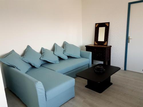 塞尼奥斯Réf 542 Seignosse océan , bel appartement avec parking privatif, à 250m de la plage, 5 personnes的客厅配有蓝色的沙发和桌子