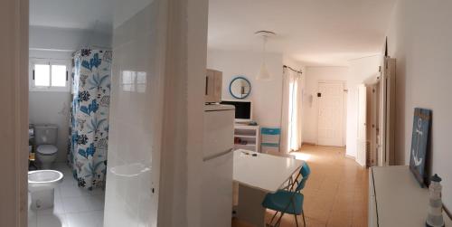 阿罗纳Apartamento con Vistas al Mar en Los Cristianos的白色的浴室设有水槽和卫生间。