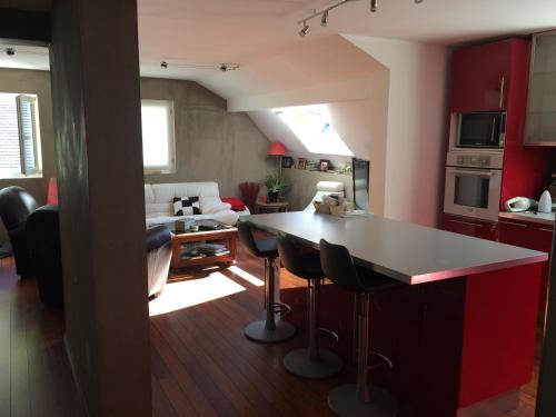 科特雷PETIT YATOU APPART'的厨房以及带桌椅的起居室。