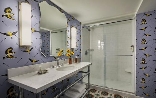 爱荷华格来迪特酒店的一间浴室