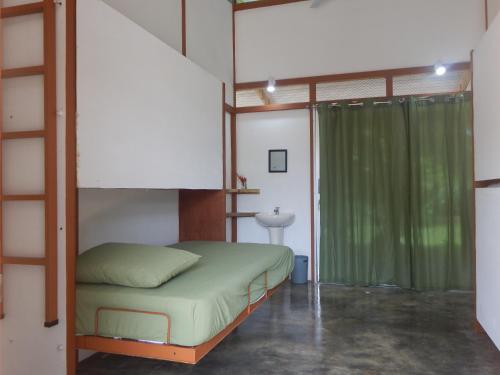 乌维塔Karandi Hostel的一间卧室设有双层床和楼梯。