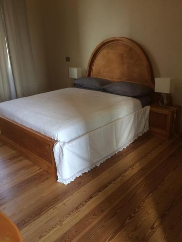 Rosignano MonferratoCastello Mellana的一间卧室配有一张大床和木制床头板