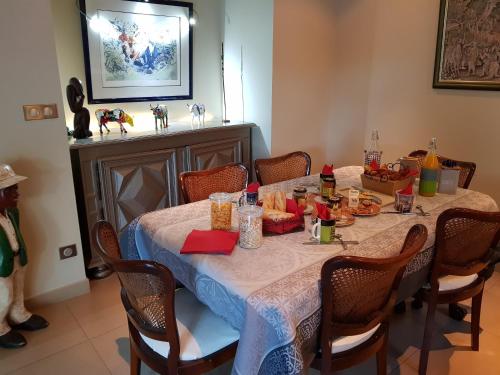 Civrieux-dʼAzerguesLes Bruyères的餐桌上摆放着食物