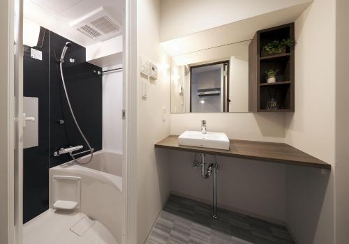 大阪e-stay ebisu的一间带水槽和卫生间的浴室