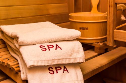 多哈皇家里维埃拉酒店的一堆毛巾,上面写着“Spa”字样