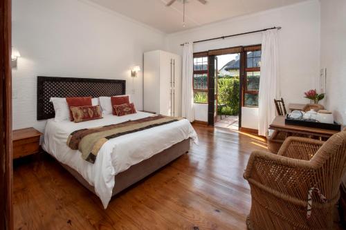 赫曼努斯韦斯特克利夫居所酒店的一间卧室配有一张床、一张书桌和一个窗户。