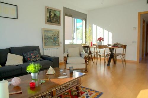 滨海阿雷尼斯Villa Bleuor的客厅配有沙发和桌子