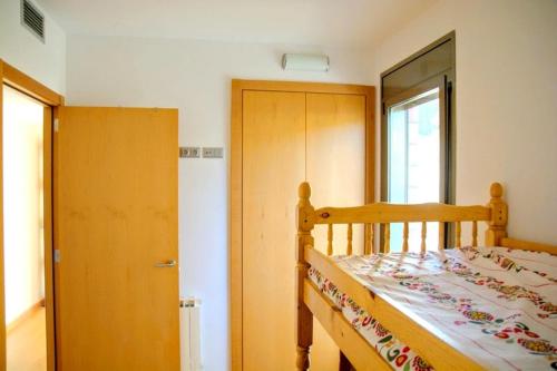 滨海阿雷尼斯Villa Bleuor的一间卧室设有一张木床和一个窗户。