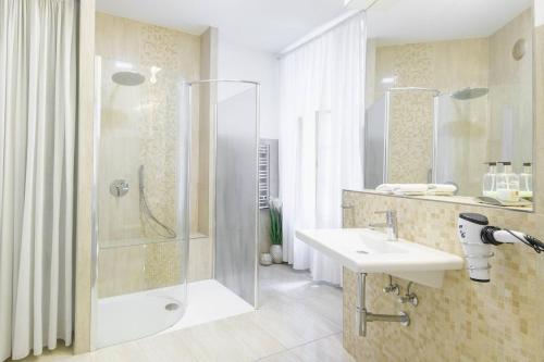 布拉格Stylish, Light-Filled Home in the Historic Center的带淋浴和盥洗盆的浴室