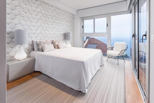 圣乌尔苏拉SuperMakar10 - Green Palm的白色卧室配有床和椅子