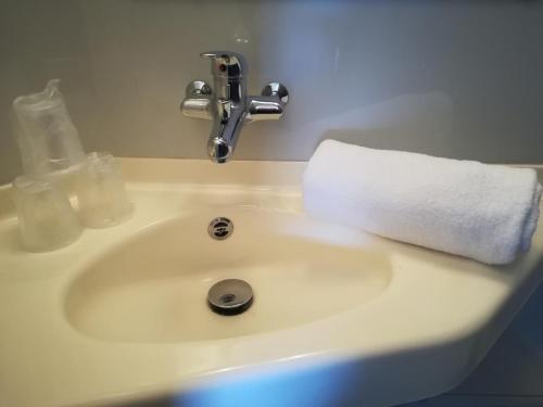 阿列河畔美岸普瑞米尔威驰贝勒丽芙苏尔阿雷经典酒店的白色浴室水槽和毛巾