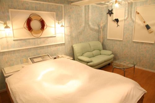 宫崎Ciao-LoveHotel的一间医院间,配有一张床和一把椅子