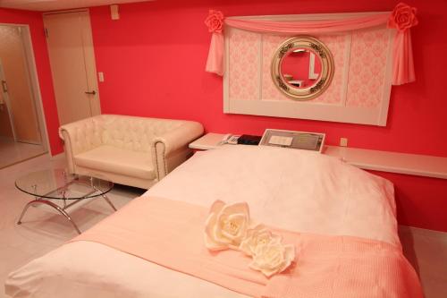 宫崎Ciao-LoveHotel的一间卧室配有一张床、一把椅子和镜子