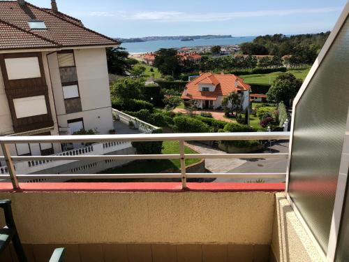 洛雷多Hotel Costa Mar的房屋的阳台享有风景。