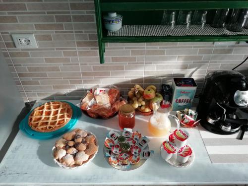 塞拉瓦莱·斯克里维亚Good Morning Shopping的厨房柜台上放着一大堆食物