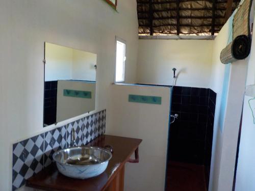 迭戈苏瓦雷斯SANJEELA-PLAGE COCO的一个带水槽和碗在柜台上的浴室