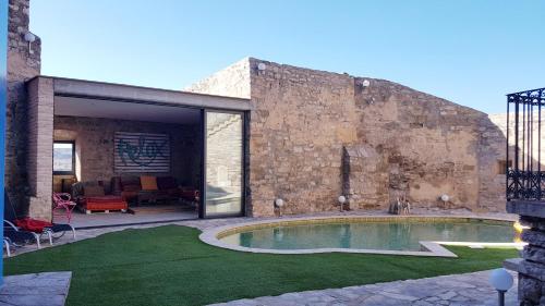 FonolleresCastell de Fonolleres的一座砖砌建筑,在院子里设有游泳池