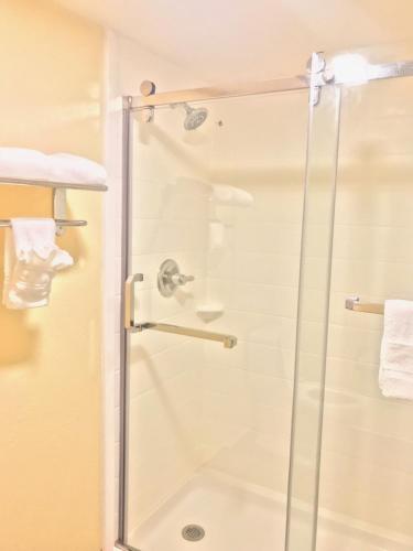 戴斯酒店 - 圣安东尼奥机场汽车旅馆的一间浴室