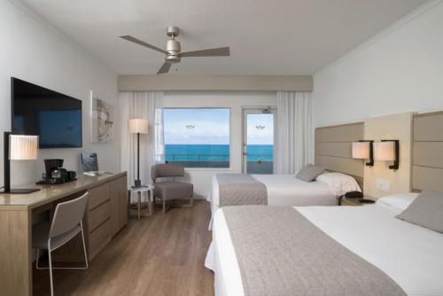 迈阿密海滩Riu Plaza Miami Beach的酒店客房设有两张床,享有海景。