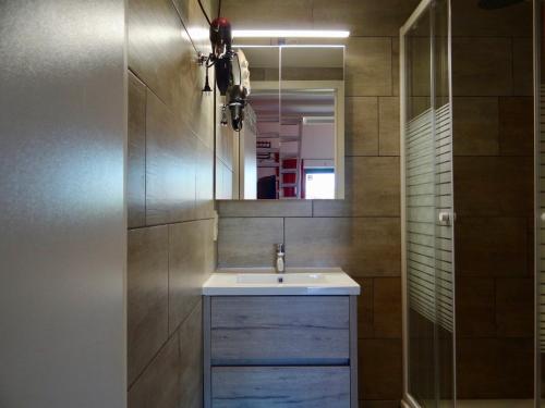 布列登Melroce Holiday Cottage 5504的一间带水槽和镜子的浴室
