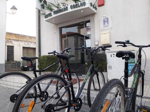 莫加多鲁Hotel Trindade Coelho的停放在大楼前的两辆自行车