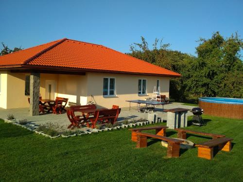 HeřmaničkyHoliday House Adrelot的一个带野餐桌和游泳池的房子