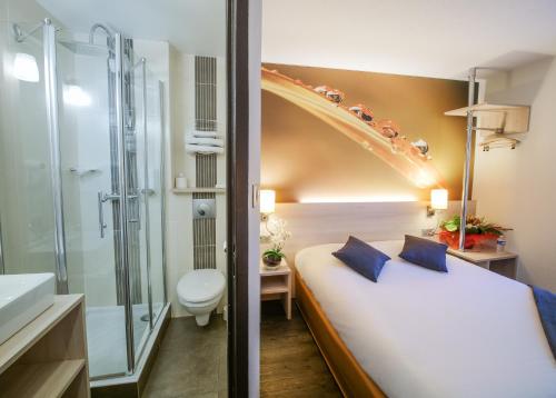 维勒芒德尔新蒙塔吉斯休息设计INN酒店的酒店客房配有一张床和淋浴