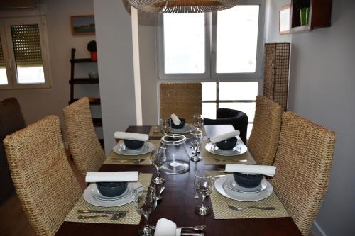 加的斯Sweet Velázquez Apto. zona Playa Victoria的餐桌、椅子和餐桌